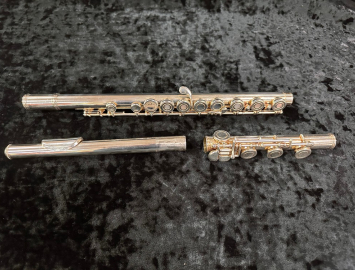 Photo Armstrong 103B – Open Hole Key Work To Low B, Serial #8104164 - Nice Step Up Flute